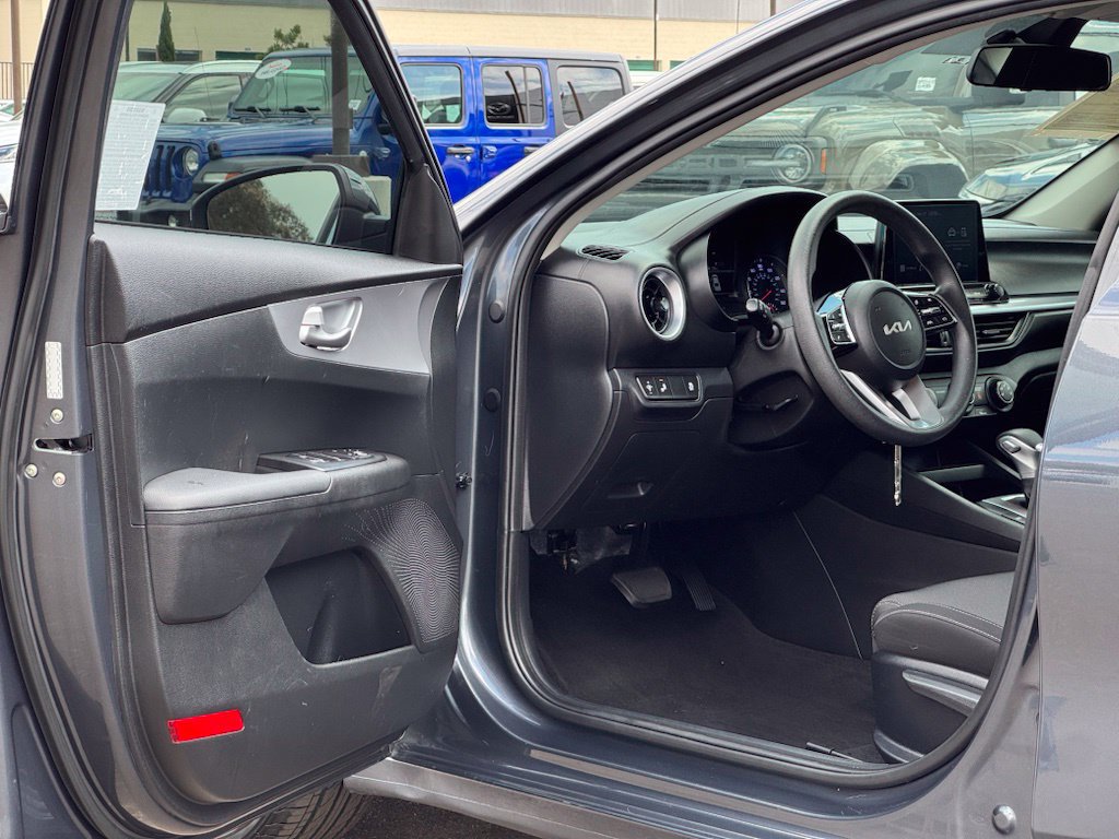 Used 2023 Kia Forte LXS w/ LXS Technology Package FWD image 8