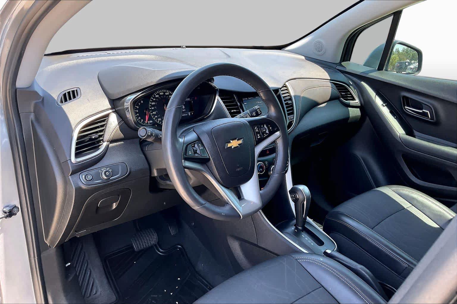 Used 2020 Chevrolet Trax LT w/ Driver Confidence Package FWD image 17