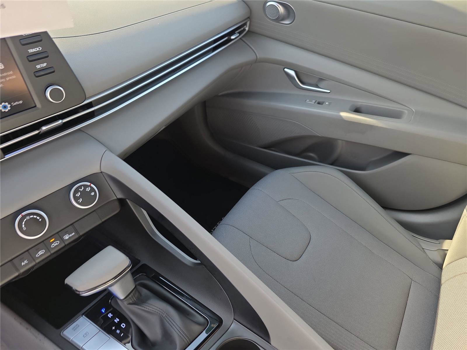 Certified 2024 Hyundai Elantra SE image 29