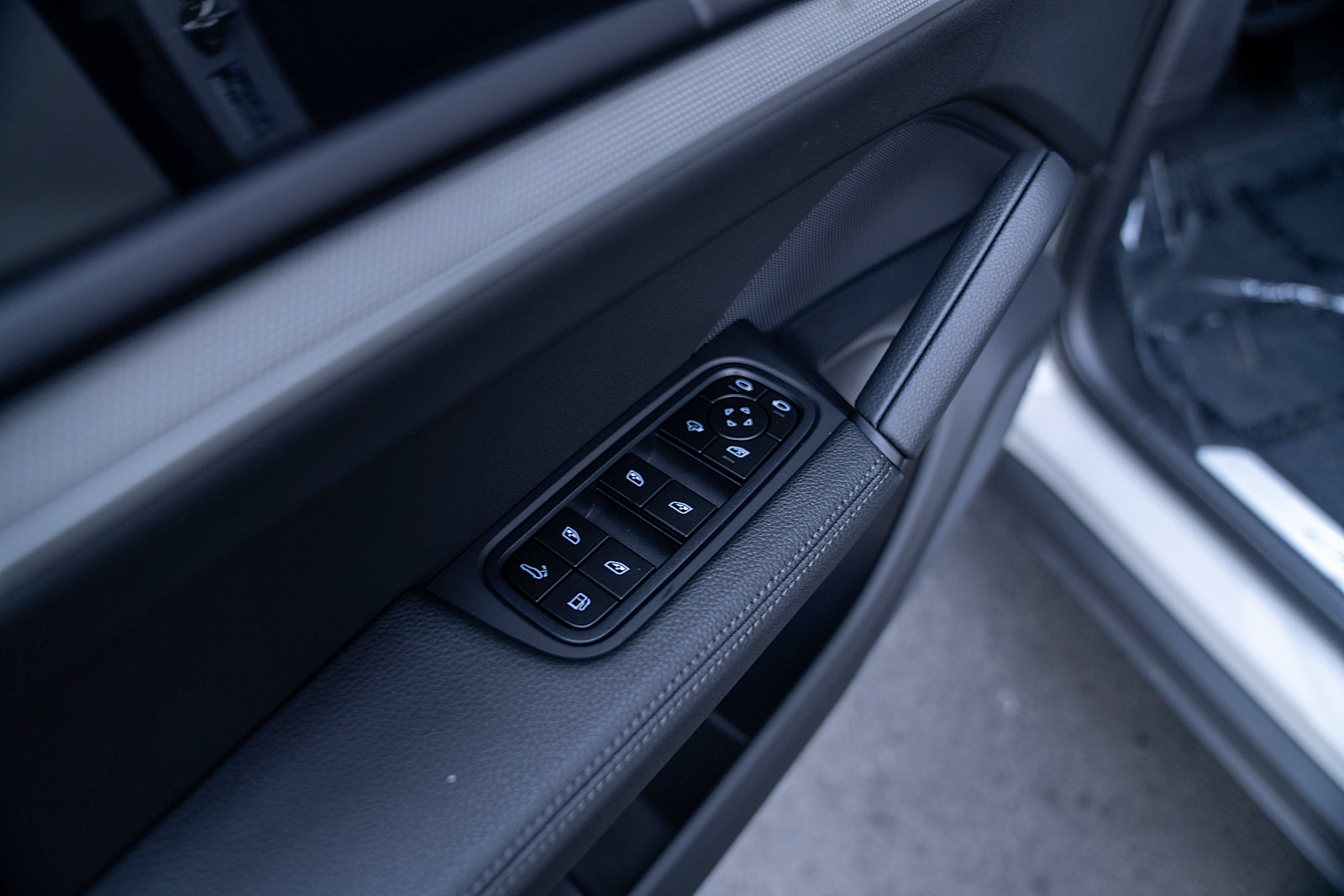 Certified 2025 Porsche Cayenne E-Hybrid Coupe AWD/4WD image 19