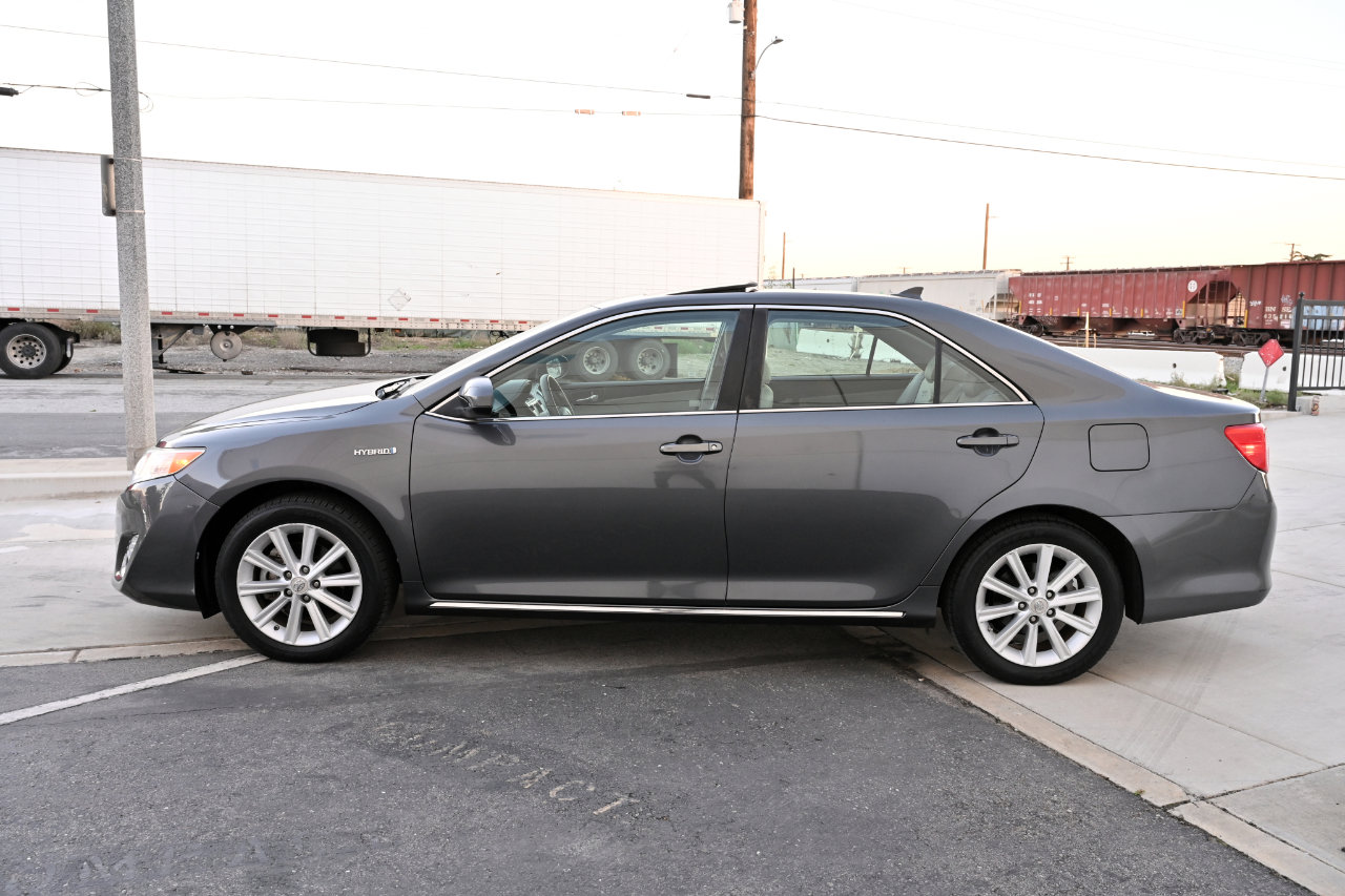 Used 2012 Toyota Camry XLE w/ Leather Pkg image 3
