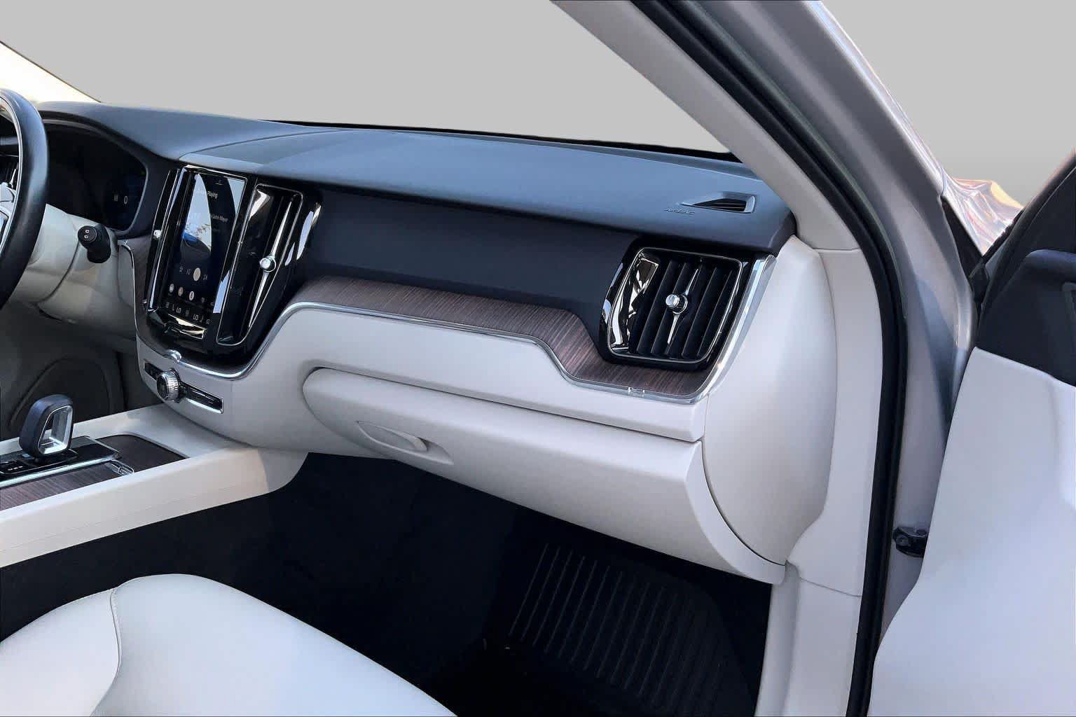 Used 2022 Volvo XC60 B5 Momentum w/ Protection Package Premier AWD/4WD image 17