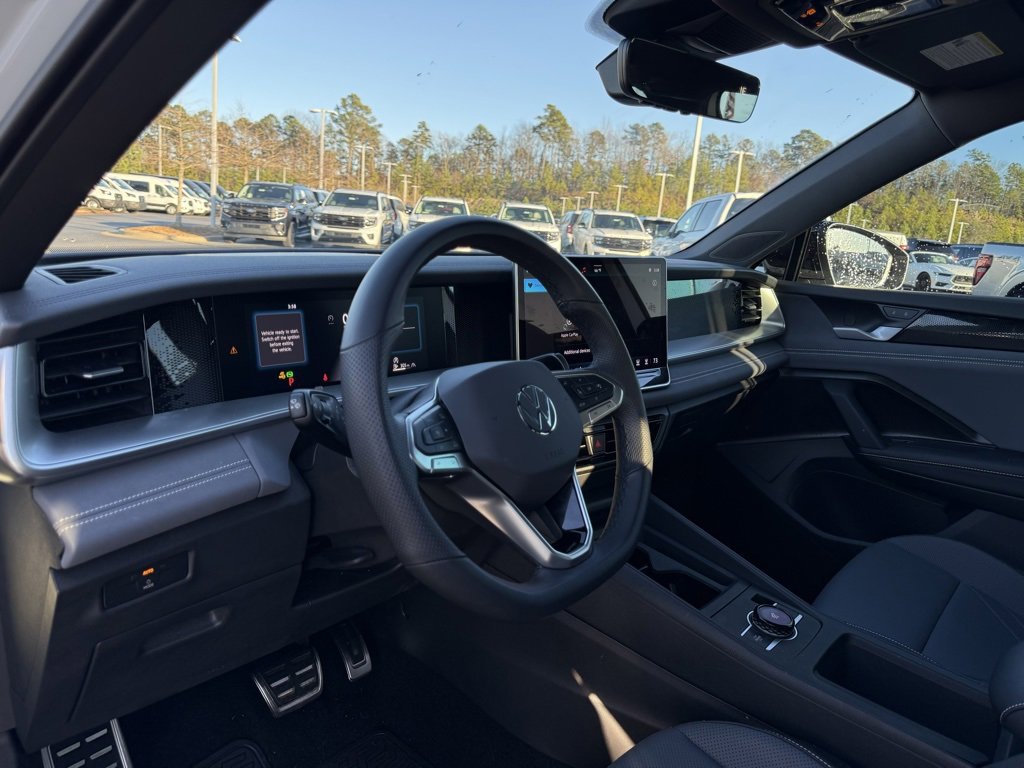 Used 2025 Volkswagen Tiguan SE R-Line image 10