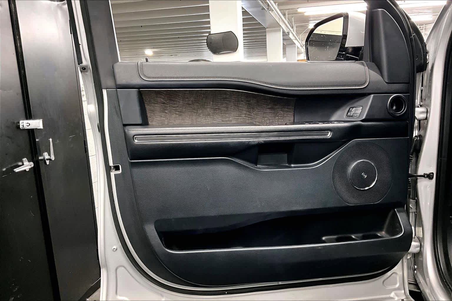 Used 2018 Ford Expedition Limited AWD/4WD image 21