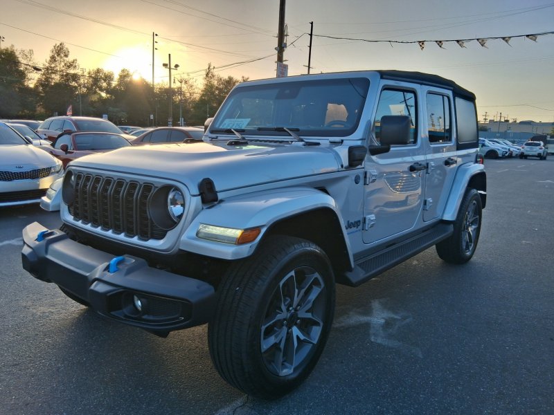 Used 2024 Jeep Wrangler Unlimited AWD/4WD image 3