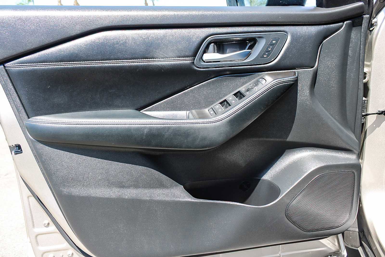 Used 2025 Nissan Rogue SL w/ SL Premium Package image 21