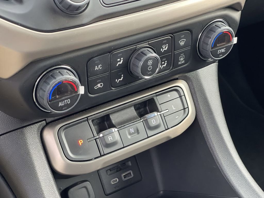 Used 2022 GMC Acadia Denali w/ Denali Ultimate Package FWD image 35