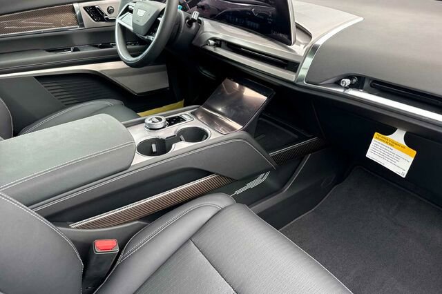New 2026 Cadillac Vistiq Sport w/ LPO, Floor Liner Package AWD/4WD image 17