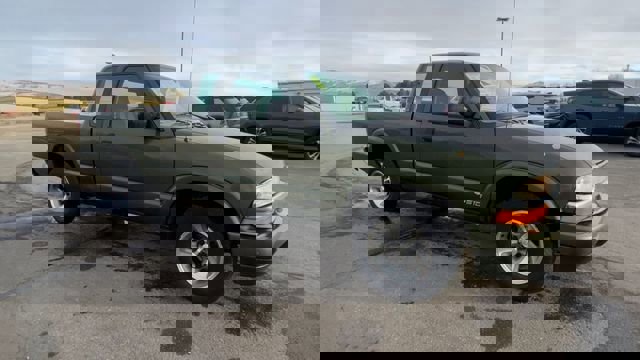 Used 2001 Chevrolet S10 Pickup LS w/ Preferred Equipment Group image 2