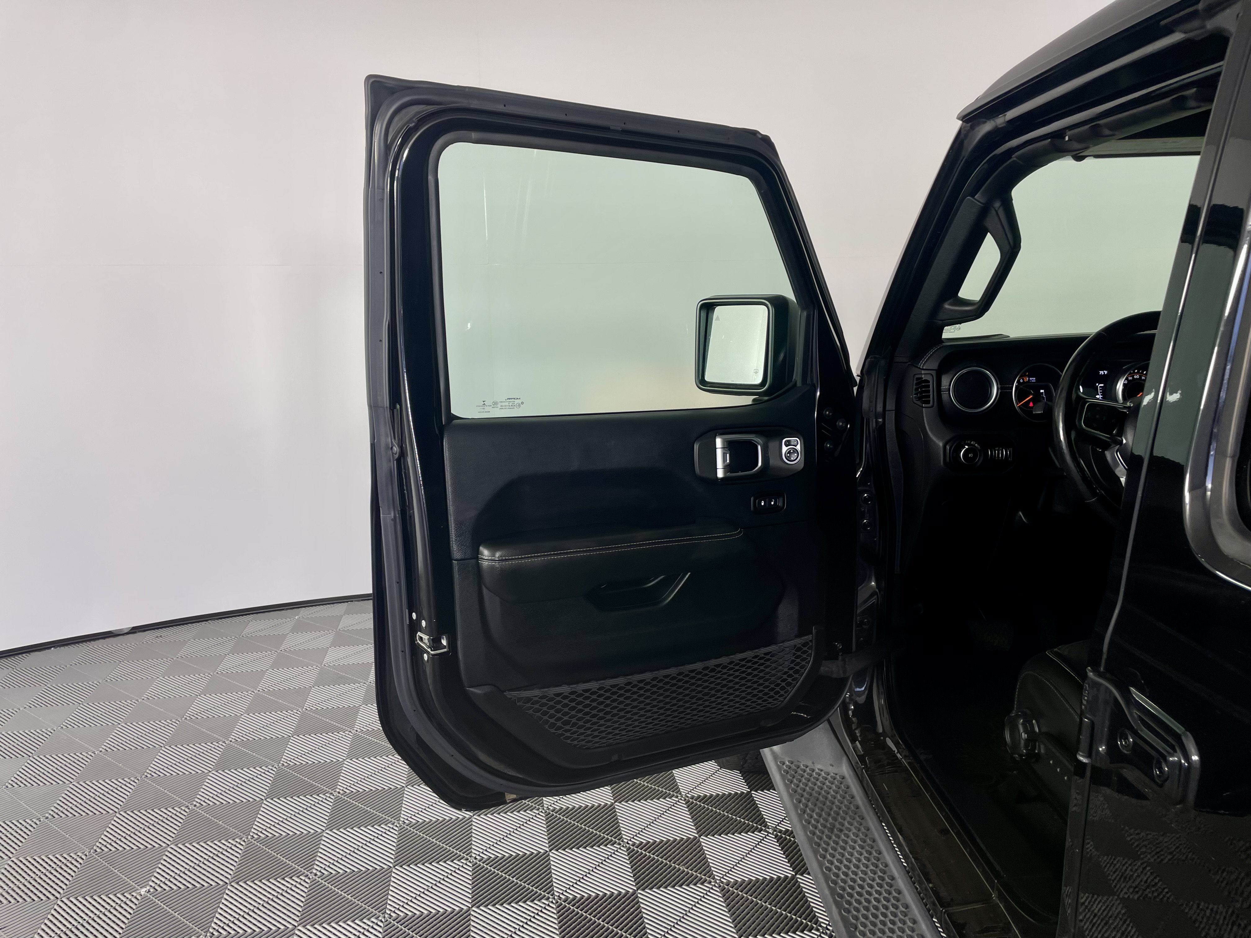 Used 2018 Jeep Wrangler Unlimited Sahara AWD/4WD image 11