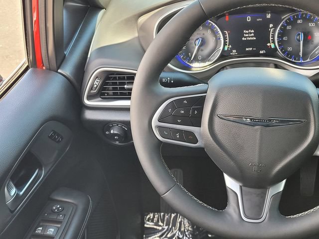 Used 2025 Chrysler Pacifica Select FWD image 8