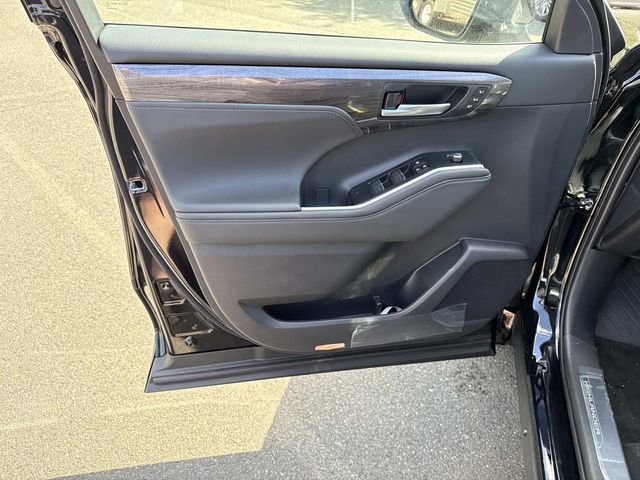 Used 2026 Toyota Highlander Platinum AWD/4WD image 13