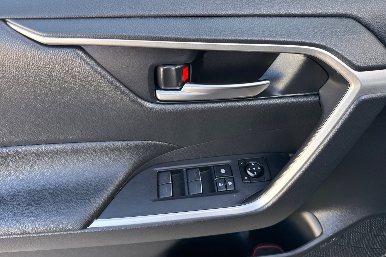 Used 2024 Toyota RAV4 SE w/ Weather & Moonroof Package image 11