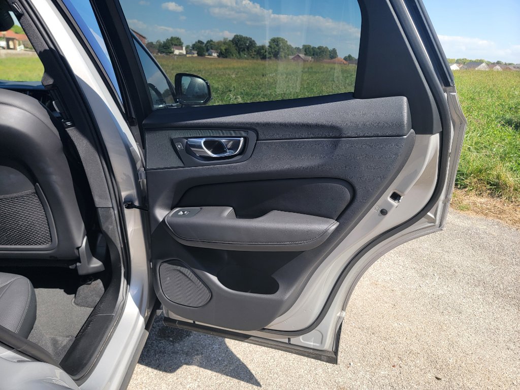 Used 2025 Volvo XC60 B5 Plus image 34