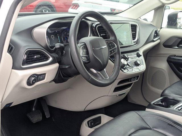 Used 2023 Chrysler Pacifica Touring-L image 14