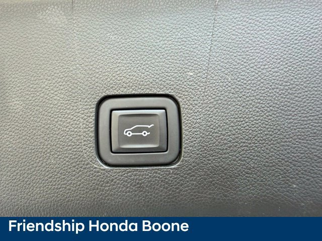 Used 2023 Chevrolet Traverse Premier FWD image 40