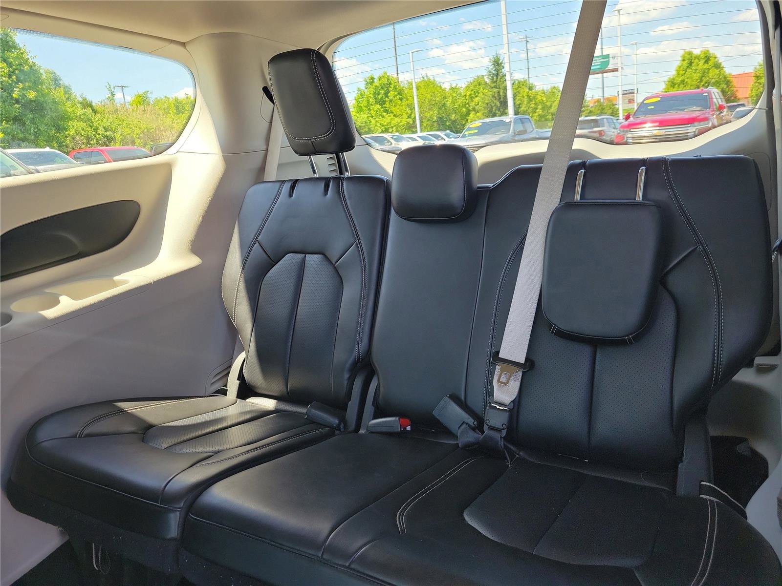 Used 2023 Chrysler Pacifica Touring-L FWD image 13