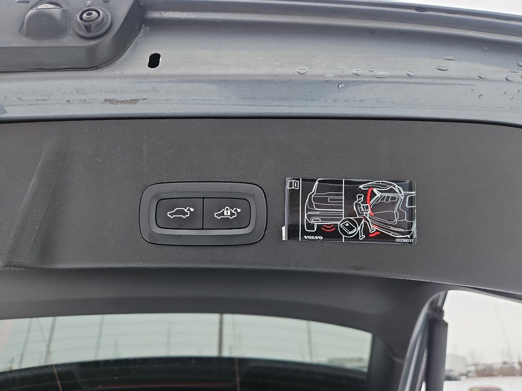 Used 2019 Volvo XC40 T5 Momentum image 16