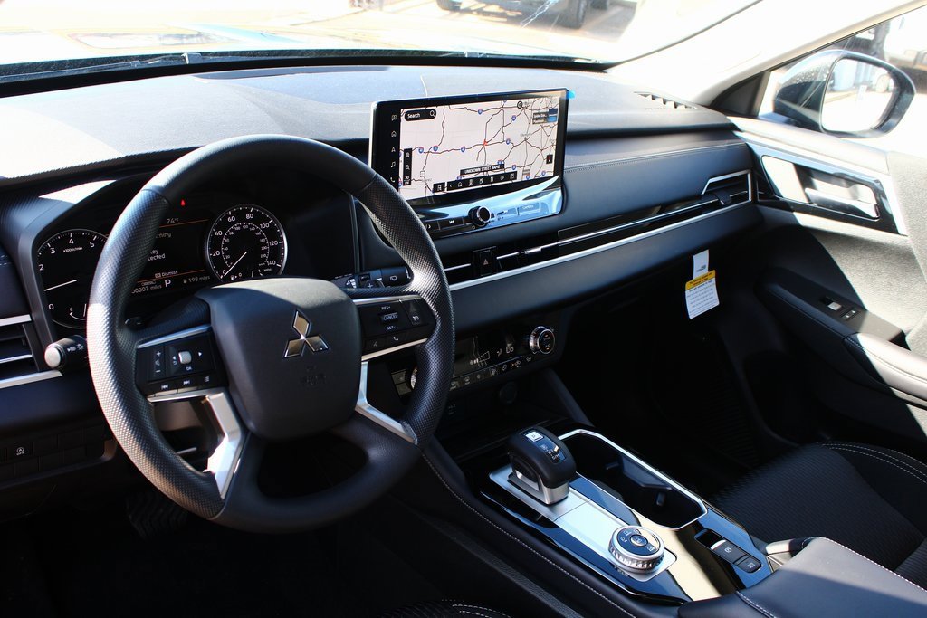 New 2026 Mitsubishi Outlander ES image 2