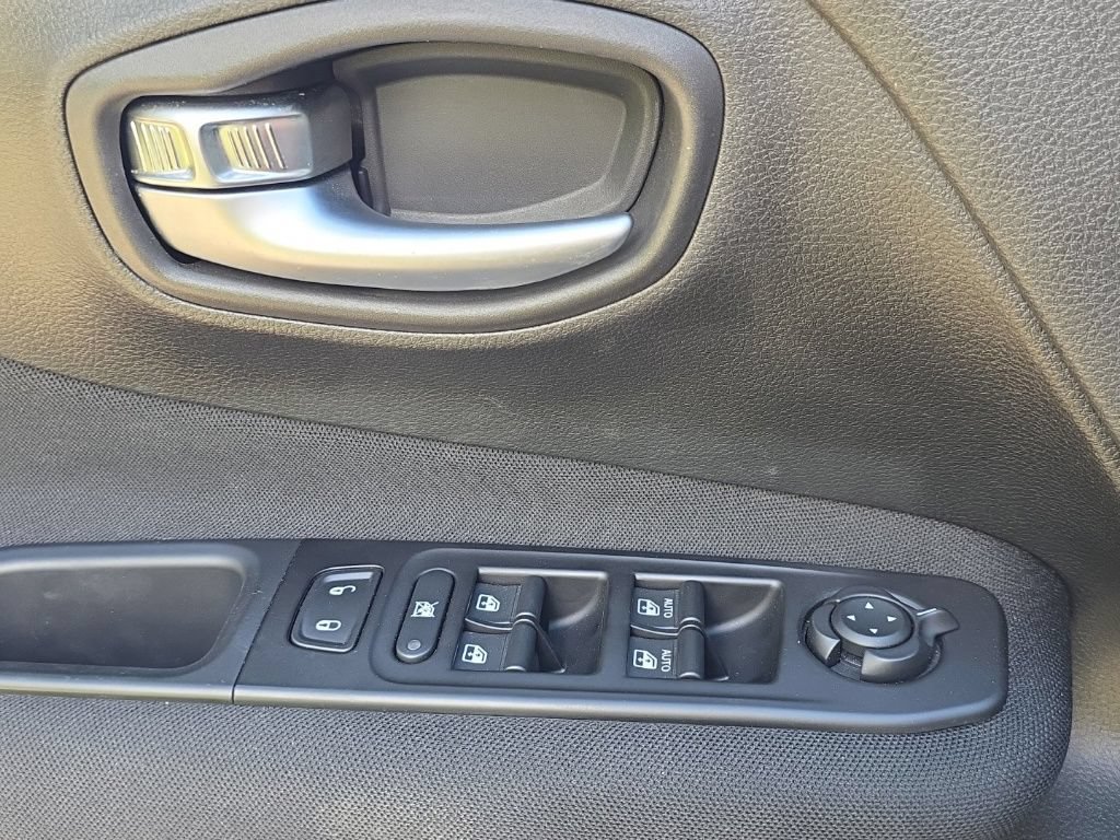 Used 2021 Jeep Renegade Latitude w/ Sun & Sound Group AWD/4WD image 15