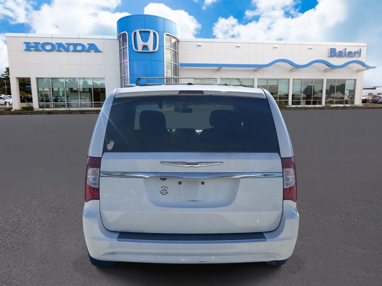 Used 2014 Chrysler Town & Country Touring FWD image 4
