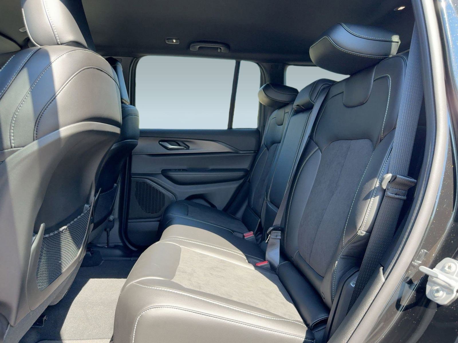 New 2025 Jeep Grand Cherokee Altitude image 14