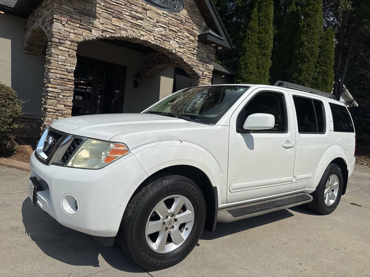 Used 2012 Nissan Pathfinder SV RWD image 2