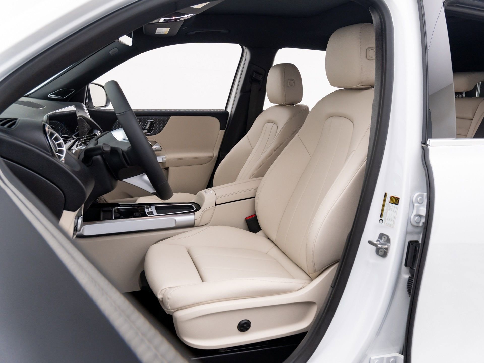 New 2025 Mercedes-Benz GLB 250 4MATIC image 14