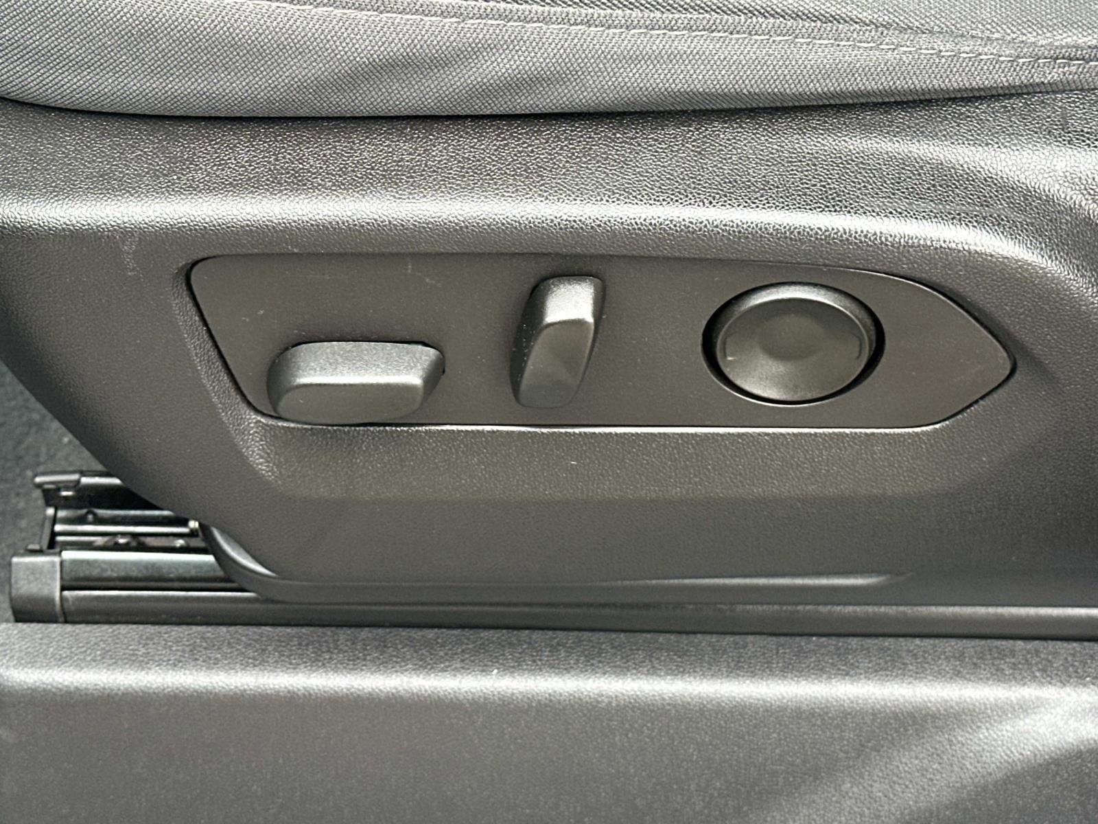 Used 2022 Chevrolet Silverado 1500 Custom image 23