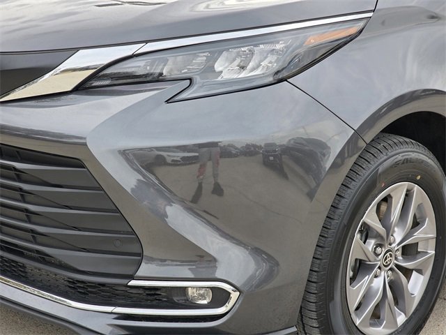 Used 2025 Toyota Sienna XLE image 6