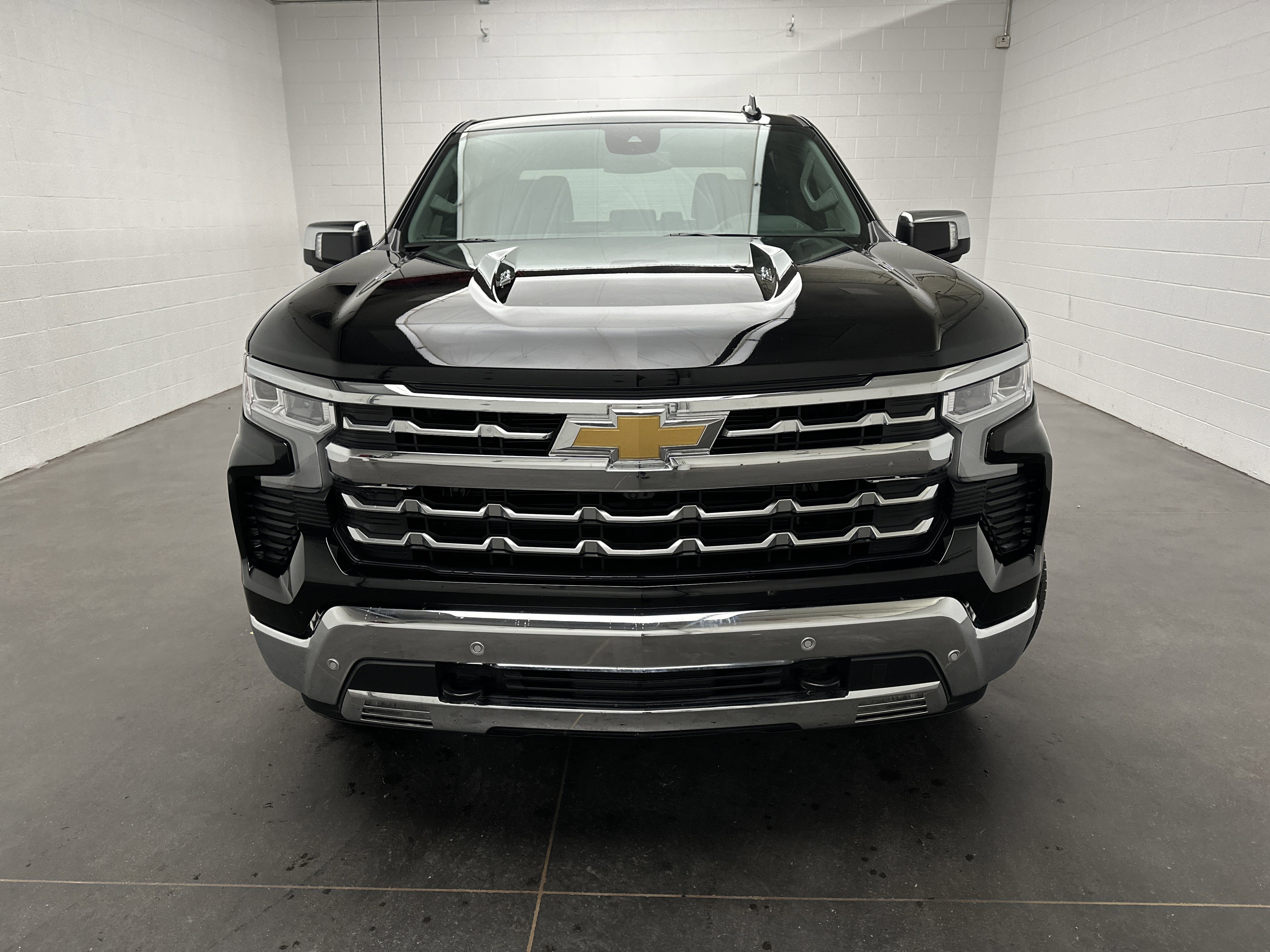 Used 2023 Chevrolet Silverado 1500 LTZ AWD/4WD image 4