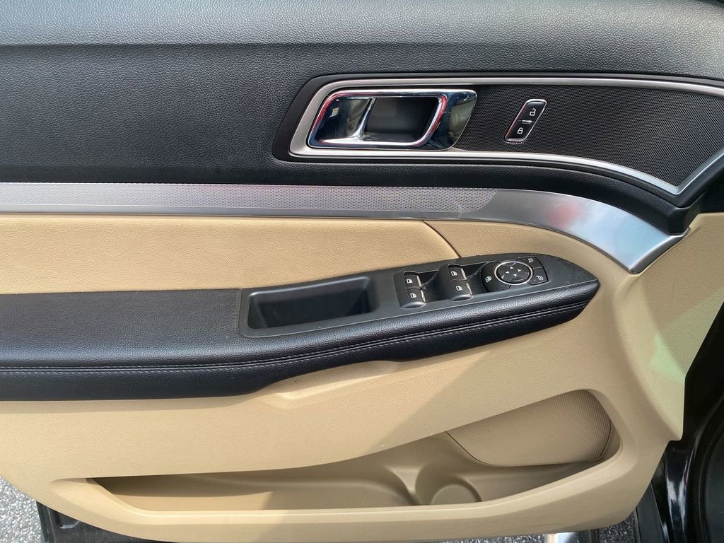 Used 2017 Ford Explorer XLT w/ Equipment Group 202A image 11