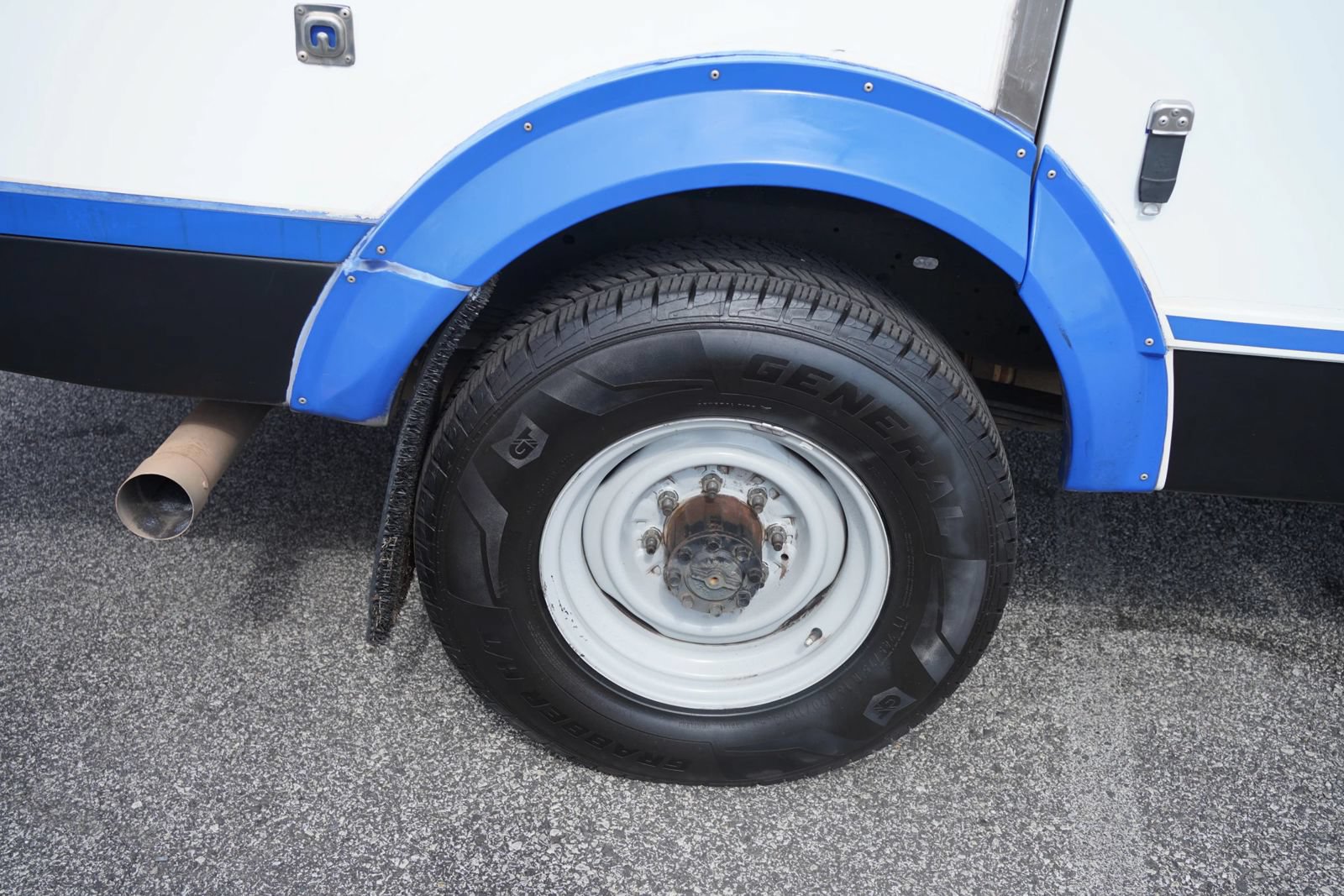 Used 2023 Ford E-350 and Econoline 350 Super Duty w/ Power Windows & Locks Group RWD image 37
