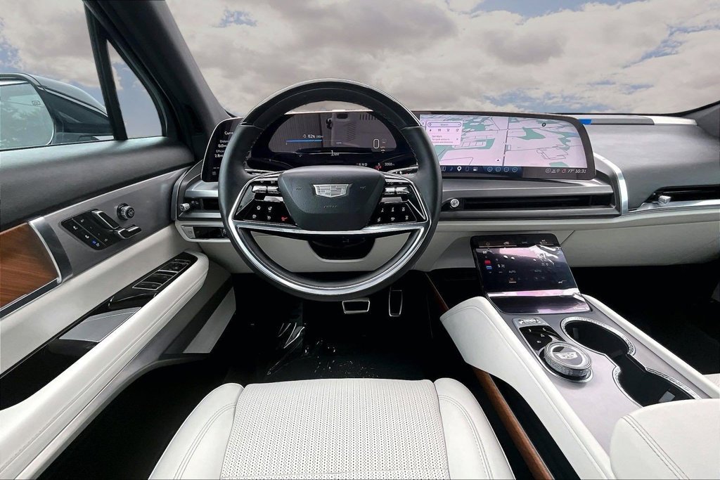 Used 2027 Cadillac Vistiq Luxury w/ LPO, Floor Liner Package AWD/4WD image 8