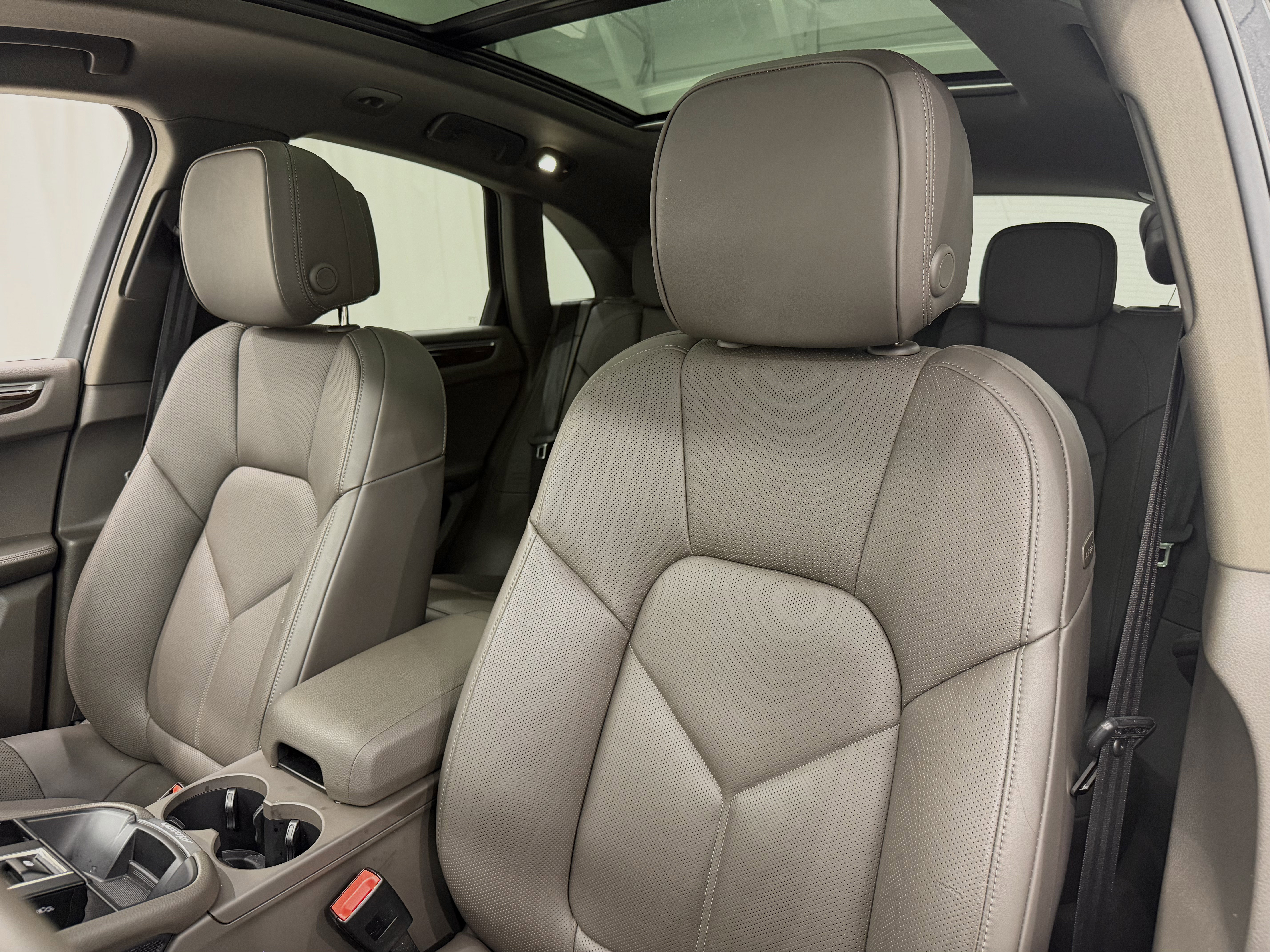 Certified 2025 Porsche Macan image 32