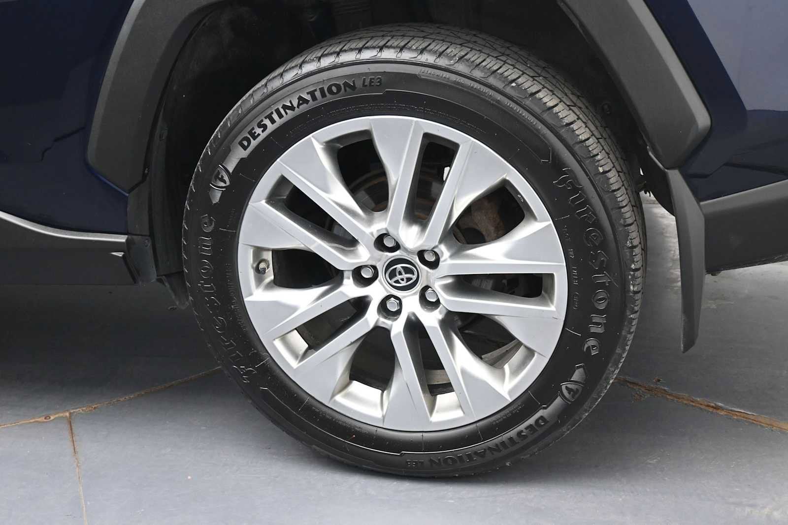 Used 2019 Toyota RAV4 XLE Premium w/ Cold Weather Package AWD/4WD image 5