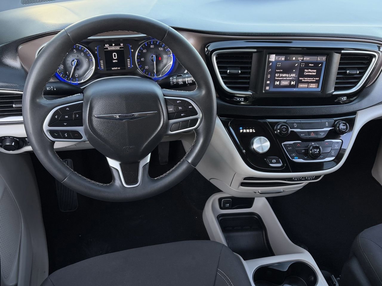 Used 2023 Chrysler Voyager LX image 13