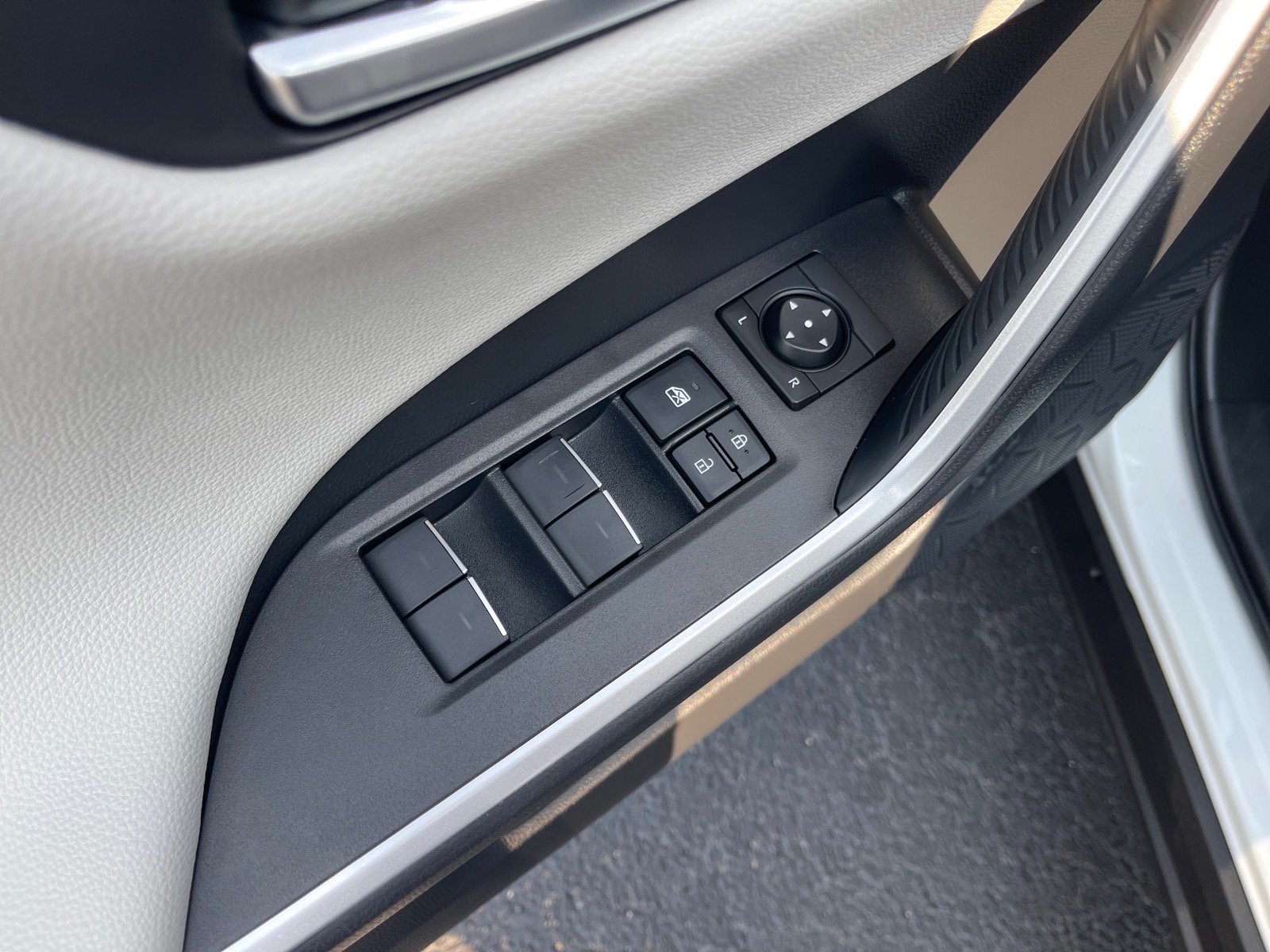 Used 2025 Toyota RAV4 Limited w/ Advanced Technology Package AWD/4WD image 8