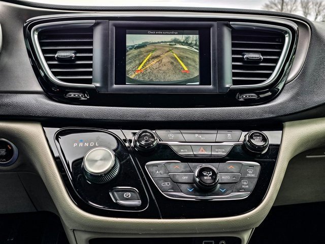 Used 2020 Chrysler Pacifica Touring-L image 21