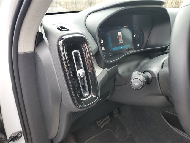 Used 2025 Volvo XC40 B5 Core image 17