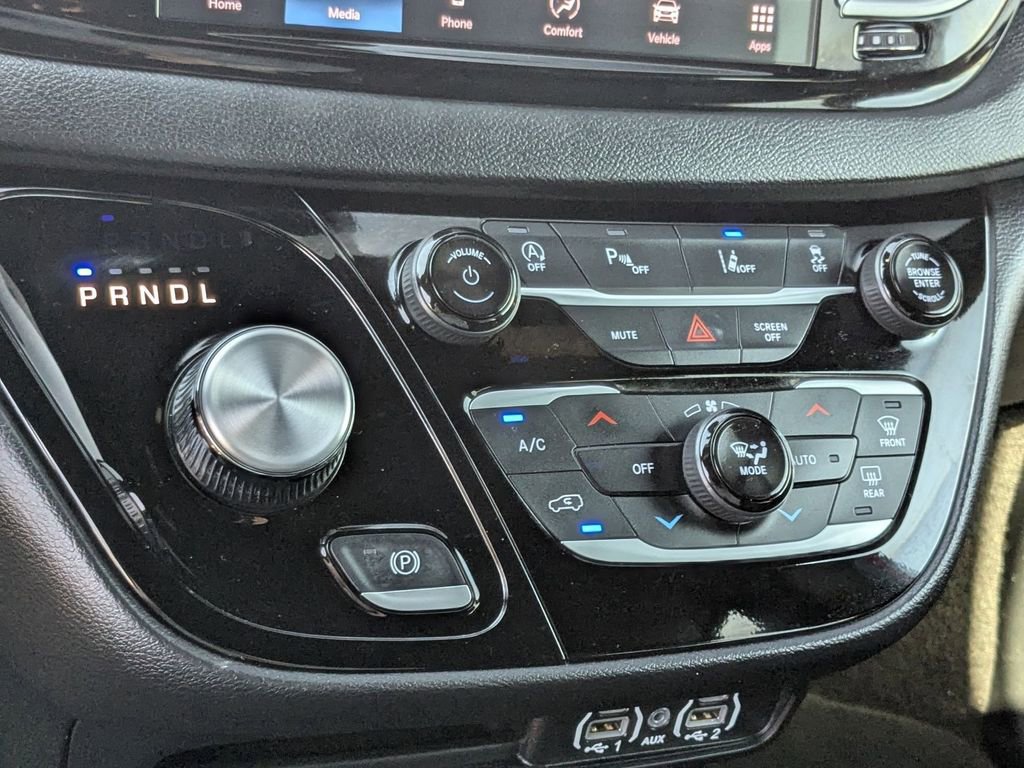 Used 2025 Chrysler Pacifica Select image 20