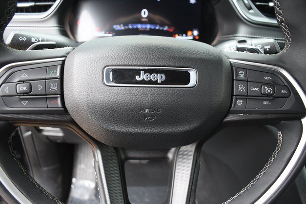 Used 2025 Jeep Grand Cherokee Altitude AWD/4WD image 30