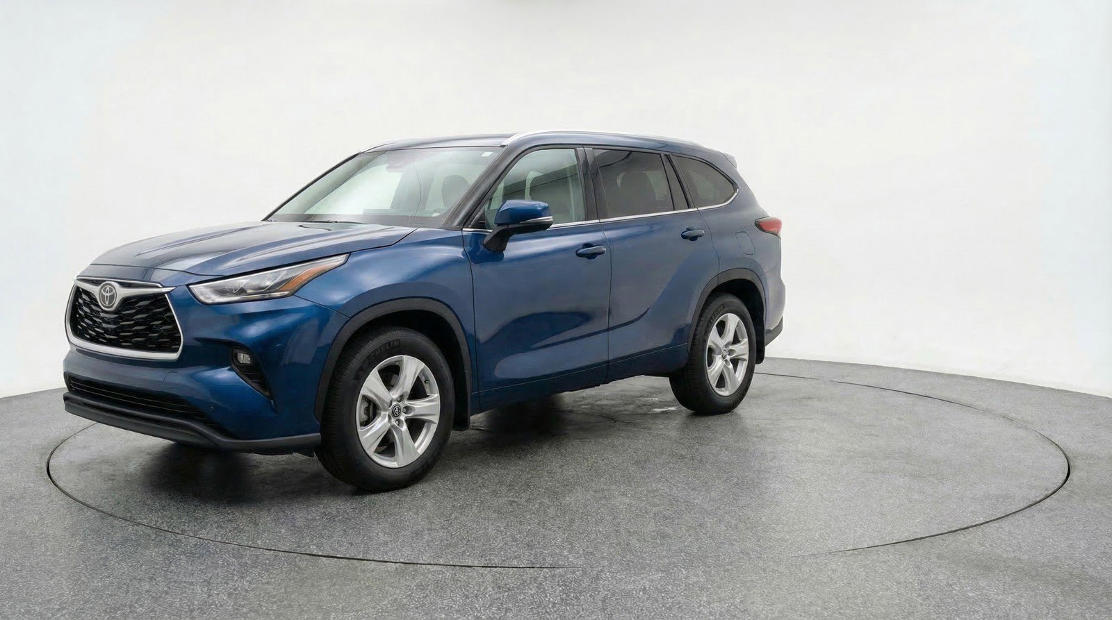 Used 2025 Toyota Highlander LE FWD image 3