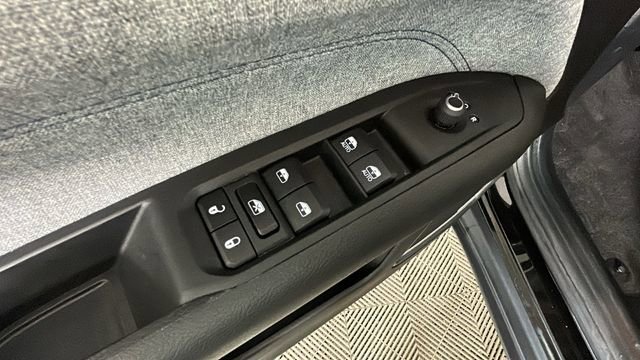 Used 2024 Jeep Compass Latitude w/ Sun and Sound Group AWD/4WD image 11