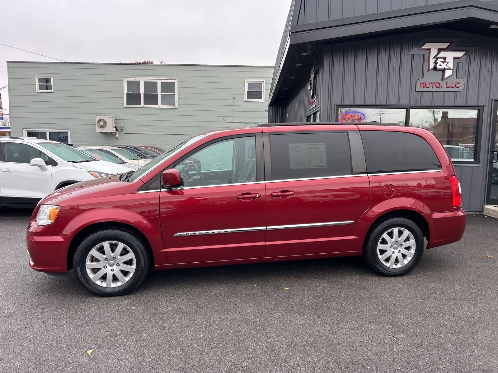 Used 2016 Chrysler Town & Country Touring image 2