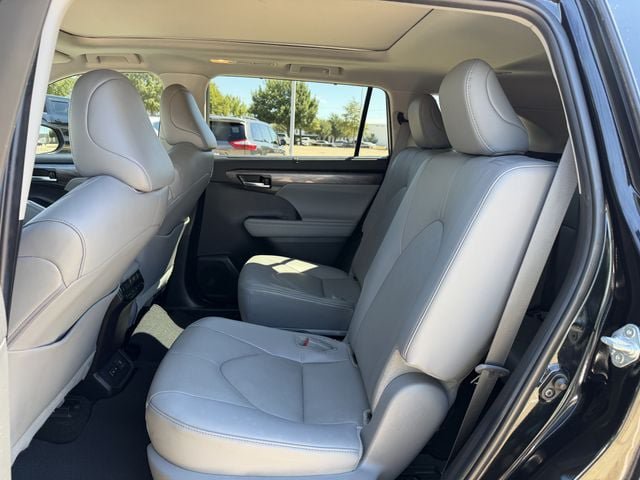 Used 2024 Toyota Highlander Platinum FWD image 28