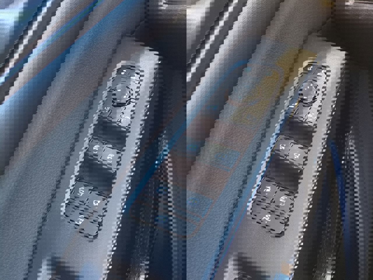 Used 2025 Nissan Pathfinder SV image 23