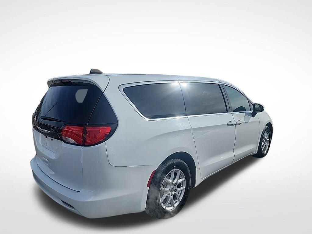 Used 2022 Chrysler Voyager LX image 7
