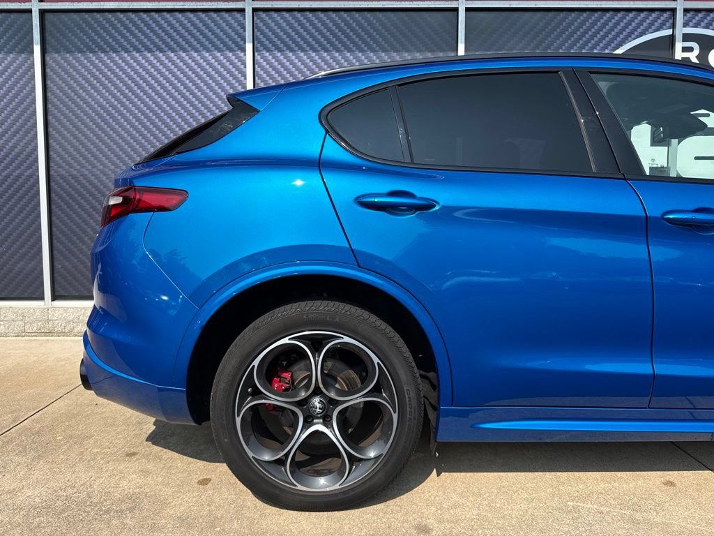 Used 2023 Alfa Romeo Stelvio Veloce AWD/4WD image 5