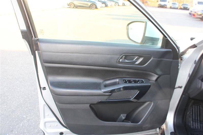 Used 2024 Nissan Pathfinder SV image 10